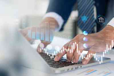 Zwei Hände auf Laptoptastatur