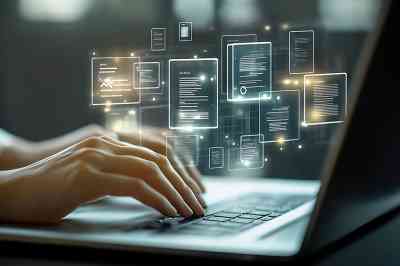 Finger tippen auf Laptoptastatur