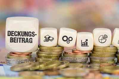 Würfel mit der Aufschrift Deckungsbeitrag